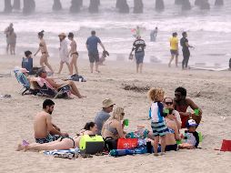 Este fin de semana, habitantes abarotaron playas del condado de Orange, como ésta en Huntington Beach. AFP/ARCHIVO