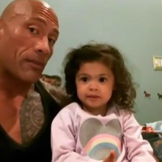 Dwayne Johnson canta a su hija "You're Welcome" de "Moana"
