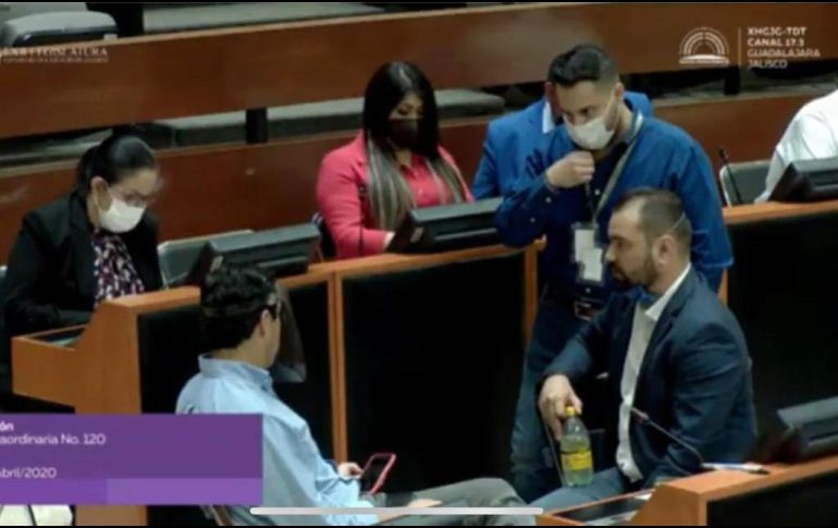 Previo al arranque de la sesión se observó algunos legisladores sin utilizar el cubrebocas, ni guardar la sana distancia. ESPECIAL