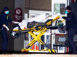 La doctora, de 49 años, contó lo terrible que era ver que los pacientes fallecían incluso antes de que pudieran sacarlos de la ambulancia. EFE/M. Reynolds