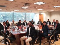 La secretaría Función Pública colocó en su cuenta Twitter esta imagen sobre la reunión con otros funcionarios, como el titular de Hacienda, Arturo Herrera (izquierda al frente). TWITTER@Irma_Sandoval