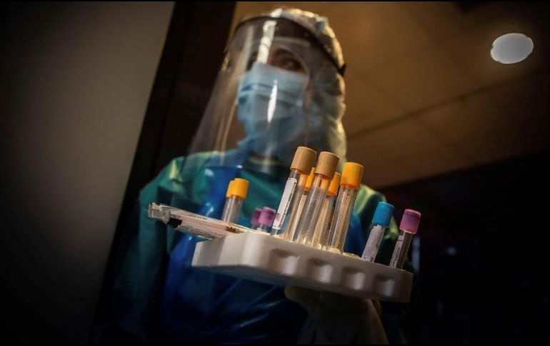 El test indica la presencia de anticuerpos contra el COVID-19, lo que significa que hubo exposición al patógeno, aunque sin poder definir si la infección sigue activa. EFE/P. Santamaría