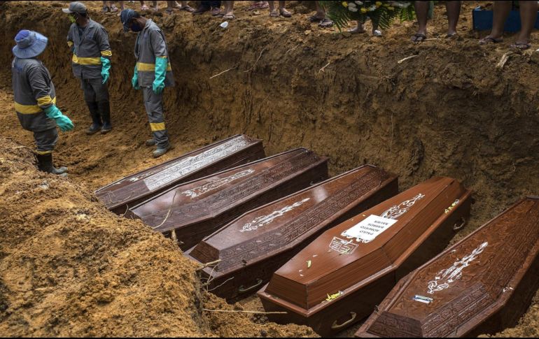 Un entierro colectivo este martes en el cementerio Nossa Senhora Aparecida, en Manaos, Brasil. El número de entierros por día en la capital de Amazonas no baja de las 120 personas debido a la pandemia COVID-19, lo que ha llevado al Gobierno local a ordenar la apertura de fosas comunes. EFE/R. Alves