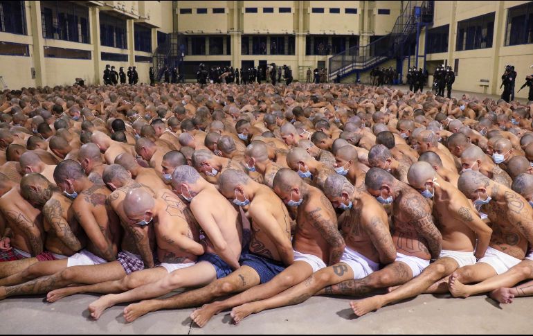 Reos del penal de Izalco, en San Salvador, el 25 de abril durante el operativo de la policía en cárceles donde están recluidos pandilleros. AP/Secretaría de Prensa de la Presidencia de El Salvador