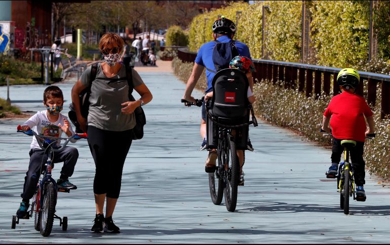 Familias pasean por las calles de Barcelona después de 45 días de confinamiento. EFE/T. Albir
