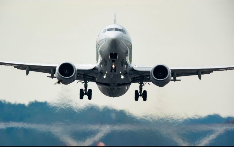 En marzo pasado las aerolíneas nacionales redujeron hasta 80% de sus operaciones. EFE/J. Lo Scalzo