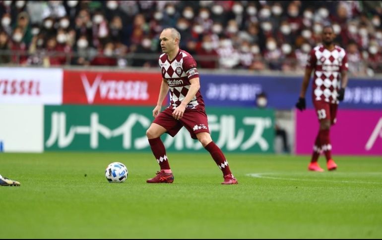 ''Estoy feliz y eso me da mucha fuerza para seguir jugando'', explicó Iniesta en una video-entrevista para el canal oficial de YouTube del Barça. TWITTER / @andresiniesta8