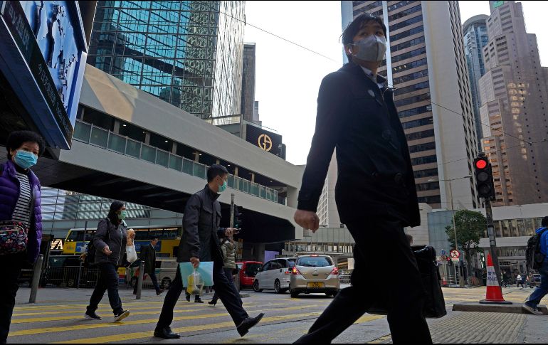 Expertos aclaran que ambos género tienen las mismas probabilidades de contraer el coronavirus. AP / ARCHIVO