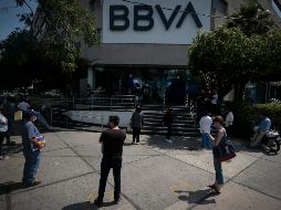 Algunos bancos que ofrecen sus servicios dentro de almacenes comerciales y supermercados, abrirán al público en los horarios tradicionales, pero deberán acatarse las medidas sugeridas por la contingencia. EL INFORMADOR / ARCHIVO