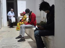 El sacerdote Daniel Nourissat (i) reparte lotes de alimentos en la Catedral de Rabat a inmigrantes subsaharianos que han caído en la precariedad en Marruecos por causa del COVID-19. EFE/J. Otazu