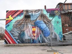 Imagen de un mural que representa a una trabajadora sanitaria caracterizada como superheroína en la ciudad finlandesa de Helsinki. EFE/K. Brandt