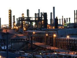 La mezcla mexicana subió este día de la mano del crudo estadounidense, cuyo contrato para entrega en junio finalizó en 15.06 dólares por barril. EFE/ARCHIVO