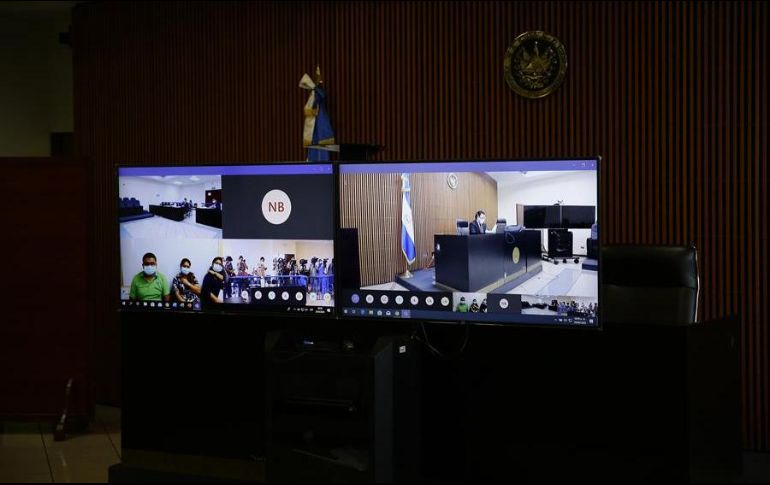Vista de monitores este miércoles donde se transmitió vía videoconferencia una audiencia especial para funcionarios de seguridad salvadoreños, en San Salvador. EFE/R. Sura