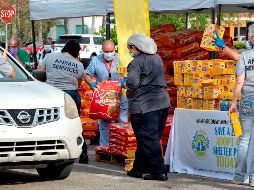 Esta mañana se entregó el alimento a las familias que han quedado sin ingresos por el cierre de negocios a causa del coronavirus SARS-CoV-2. EFE / C. Herrera