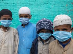 Un grupo de niños musulmanes hace fila momentos antes de que les sea aplicada la prueba del COVID-19 en Katmandú, Nepal. EFE/N. Shrestha
