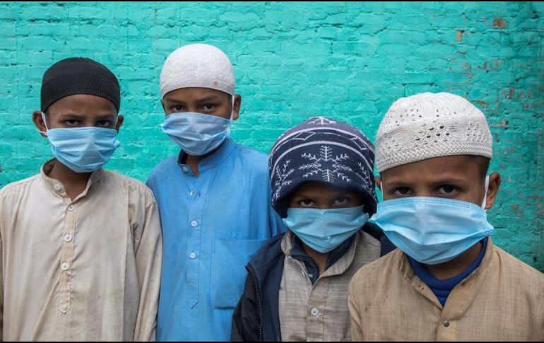 Un grupo de niños musulmanes hace fila momentos antes de que les sea aplicada la prueba del COVID-19 en Katmandú, Nepal. EFE/N. Shrestha