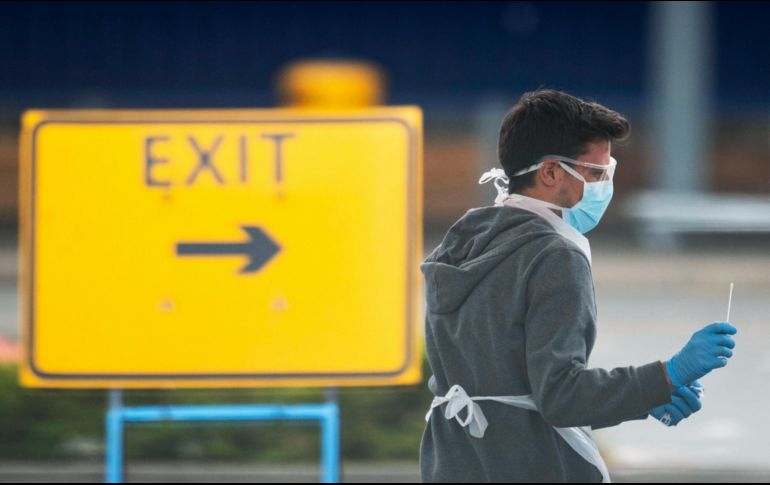 A pesar de fue posible que los hospitales no superaran su límite, los médicos y enfermeras han protestado de diversas maneras por falta de Equipo de Protección Personal en las últimas semanas. AP / D. Lipinski