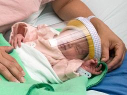 A recién nacidos les colocan protecciones como medida contra el coronavirus. ARCHIVO/AFP