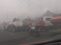 Personal de Servicios Médicos Municipales de Tlajomulco llega al sitio para atender a los lesionados, quienes fueron trasladados a la Cruz Verde. ESPECIAL