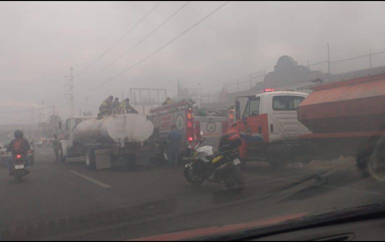 Personal de Servicios Médicos Municipales de Tlajomulco llega al sitio para atender a los lesionados, quienes fueron trasladados a la Cruz Verde. ESPECIAL