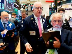 Corredores trabajan en la Bolsa de Nueva York. EFE/J. Lane