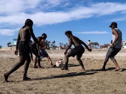 Varias personas juegan al futbol en Huntington Beach el pasado viernes 24 de abril. EFE/E. Laurent