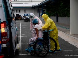 Paciente de 16 años sale recuperado del hospital San Rafael, en El Salvador. AFP/Y. Cortez