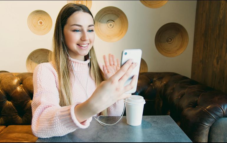 Consejo. Colocarte frente a una ventana hará que la luz ilumine correctamente tu rostro. PIXABAY