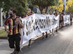 #SinAscensoNoHayDesarrollo, dicen las mantas con las que futbolistas y cuerpo técnico se manifestaron este 1 de mayo. ESPECIAL