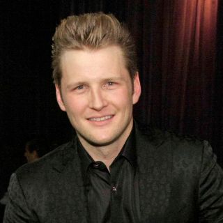 Alexander Acha ayuda a afectados por el coronavirus