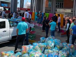 Personal del Ayuntamiento de Zapopan entregó despensas a la población que acudió al Centro Cultural Constitución. ESPECIAL