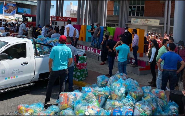 Personal del Ayuntamiento de Zapopan entregó despensas a la población que acudió al Centro Cultural Constitución. ESPECIAL