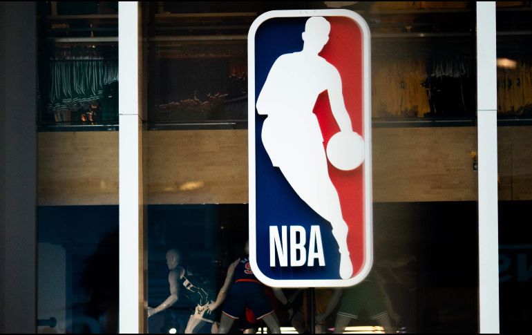 La liga estima que necesitaría unas 15 mil pruebas para retomar los juegos y completar la temporada. AFP / ARCHIVO