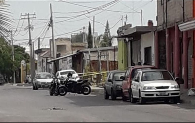 Oficiales del Escuadrón Motorizado Jaguares patrullaban en la colonia La Tijera cuando vieron a dos sujetos que circulaban en una motocicleta Carabela negra de bajo cilindraje sin placas de circulación. ESPECIAL
