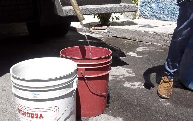 El SIAPA explicó que si bien todas las colonias tienen agua, en algunas de ellas todavía se percibe a una baja presión. EL INFORMADOR/ARCHIVO
