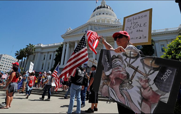 El distanciamiento social no fue la norma en las protestas y pocos llevaban cubrebocas. EFE/J. Mabanglo
