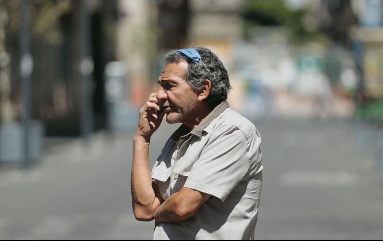 Usar el cubrebocas en la barbilla, cabeza o garganta es contraproducente, pues puede transportar el virus de una parte de la piel a las zonas húmedas de la cara. EL INFORMADOR/F. Atilano