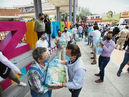 El presidente municipal de Zapopan encabezó la entrega de los apoyos. ESPECIAL