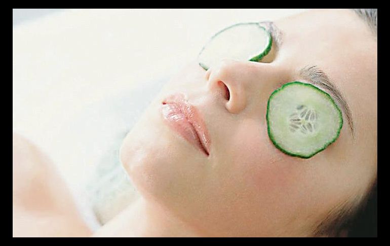 Rodajas de pepino sobre los ojos aminora las molestias de la vista cansada. ESPECIAL