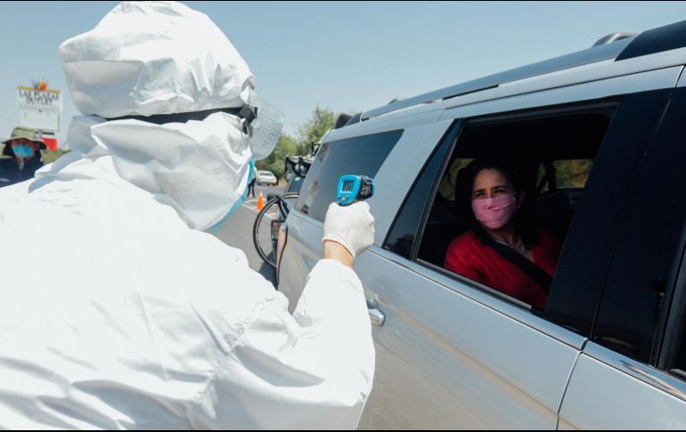 La detención de automovilistas es aleatoria y se prioriza evaluar autobuses, vehículos con más de tres pasajeros y familias.EL INFORMADOR / G. Gallo