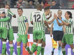 Los futbolistas mexicanos Andrés Guardado y Diego Lainez, quienes militan en el Real Betis Balompié, se someterán a exámenes médicos exhaustivos en los próximos días. AP / ARCHIVO