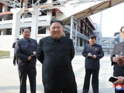 Kim Jong-un participa en una ceremonia para dar por finalizada una nueva planta de fertilizantes fosfatados al noreste de Pyonyang. EFE/KCNA