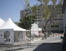 La estructura abarca casi todo el estacionamiento de trabajadores, algunas partes están montadas con toldos y bloques provisionales. EL INFORMADOR / F. Atilano