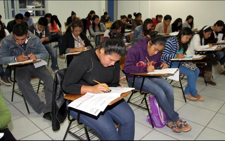 Desde el 23 de marzo, CENEVAL pospuso la entrega de constancias y títulos profesionales, la recepción de expedientes de titulación y la atención de usuarios. NTX/ARCHIVO