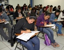 Desde el 23 de marzo, CENEVAL pospuso la entrega de constancias y títulos profesionales, la recepción de expedientes de titulación y la atención de usuarios. NTX/ARCHIVO