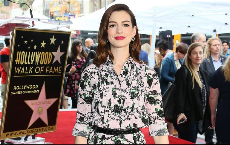 Anne Hathaway utilizó un mini vestido de animal print a juego con medias y zapatos de la firma de Valentino. AFP / ARCHIVO