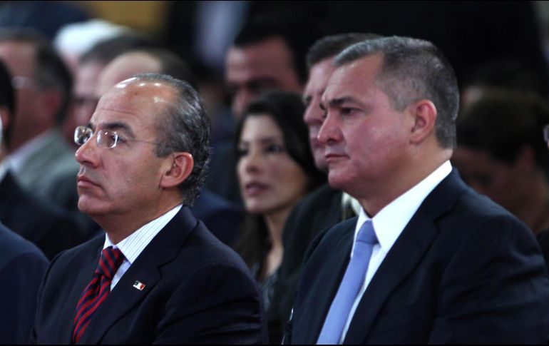 García Luna (d), quien fuera secretario de Seguridad Pública en la administración de Calderón, actualmente se encuentra encarcelado en Nueva York acusado de delitos de narcotráfico. SUN/ARCHIVO