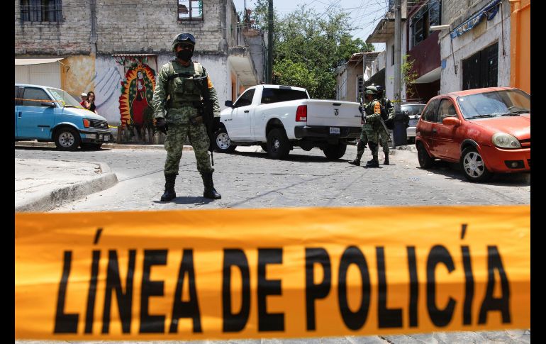 Elementos del Ejército y la Guardia Nacional resguardan uno de los domicilios donde asesinaron a cuatro personas. EFE/F. Guasco