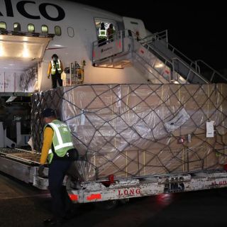 Llega a México octavo cargamento con insumos médicos contra COVID-19