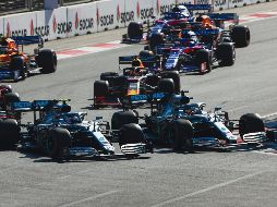 VELOCES. En 2019, los Mercedes dominaron las calles de Bakú, al hacer el 1-2 en la carrera de entonces. DAIMLER AG / A. Hone